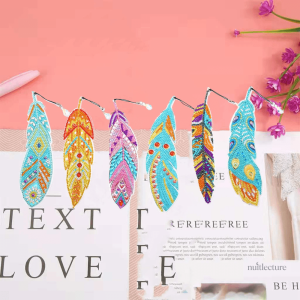 Accessoire DIY : marque-pages avec plumes artistiques