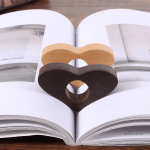 Bague de lecture en bois avec motif cœur