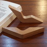 Accessoire en bois pour lecture au pouce pratique