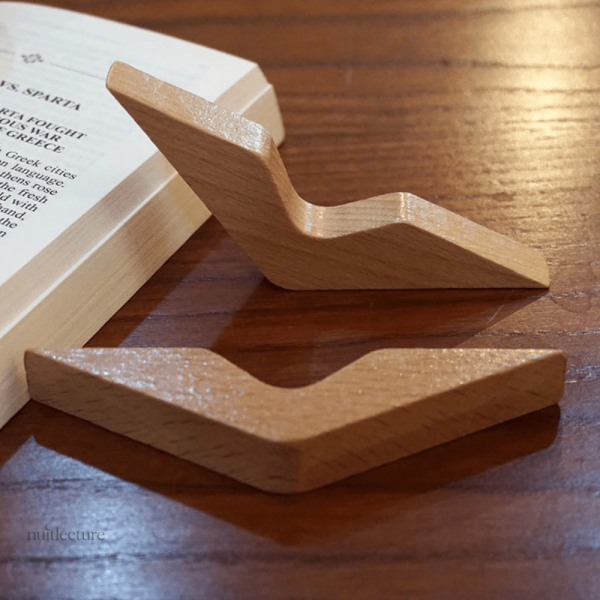 Accessoire en bois pour lecture au pouce pratique