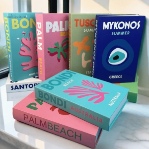 Décoration intérieure avec faux livres tropicaux