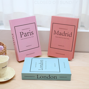 Faux livres décoratifs sur les métropoles célèbres