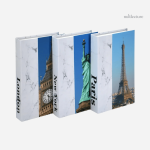 Faux livres décoratifs évoquant l'architecture urbaine