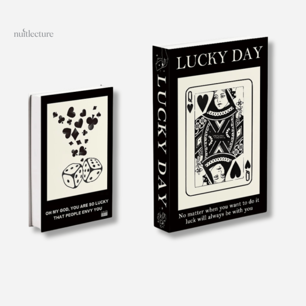 Faux livres élégants sur le poker pour espace moderne