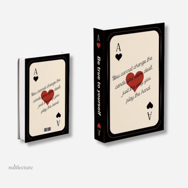 Faux livres décoratifs sur le thème du poker en intérieur