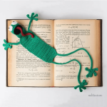 Marque-page artisanal, motif grenouille et crochet