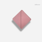 Marque-page en cuir, forme triangle stylée