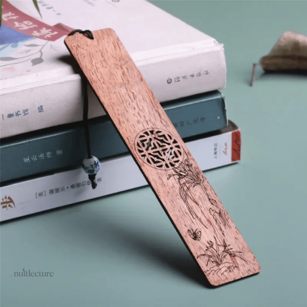 Marque-page en bois massif, teinte acajou chaleureuse