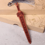 Épée en bois pour marque-page, orné de pompons