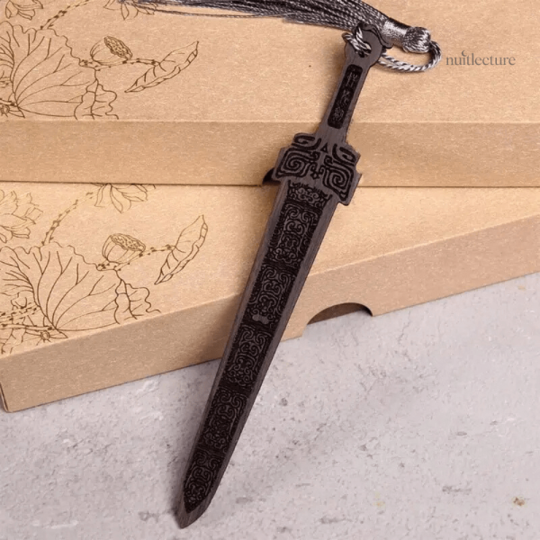 Marque-page en bois, pompons et motif épée unique