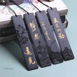 Marque-page en bois avec gravure dorée en chinois