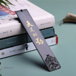 Gravure élégante en chinois sur marque-page en bois