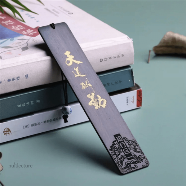 Gravure élégante en chinois sur marque-page en bois