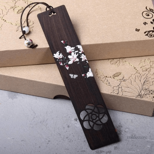 Marque-page en bois au design fleuri