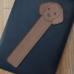 Marque-page en cuir motif chien