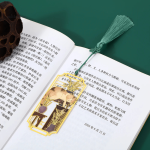 Bijou de livre en métal représentant un chat