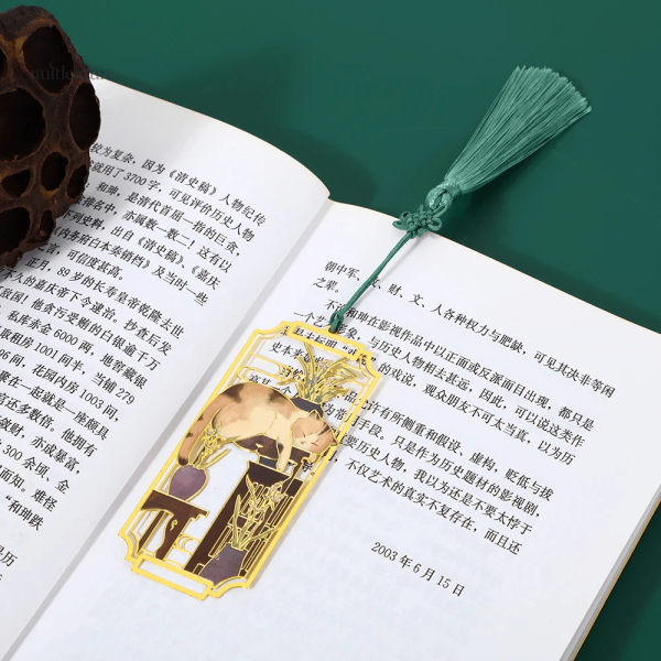 Bijou de livre en métal représentant un chat