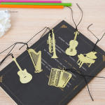 Marque-page artistique en métal sur instruments