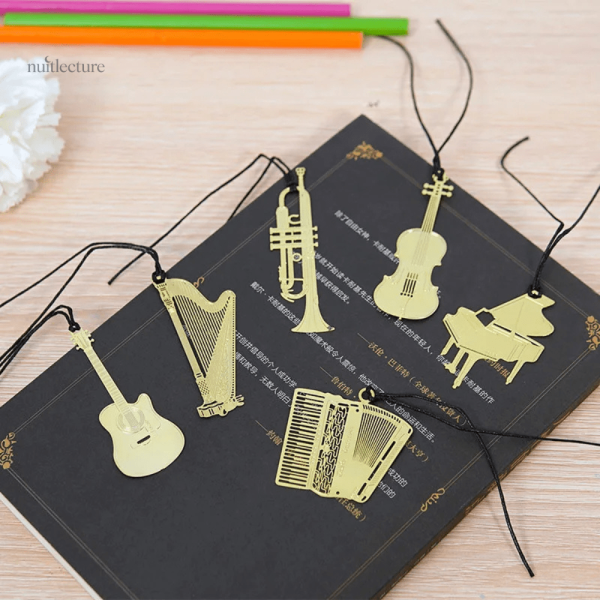 Marque-page artistique en métal sur instruments