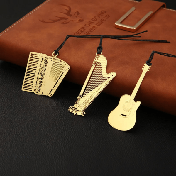 Accessoire de lecture en métal aux motifs musicaux