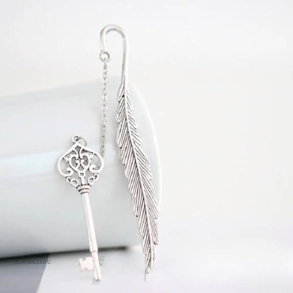 marque-page-en-metal-pendentif-plume-cle-argent-1 Marque-page métallique avec pendentif plume-clé argent