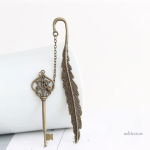 Marque-page en métal avec pendentif plume et clé en bronze