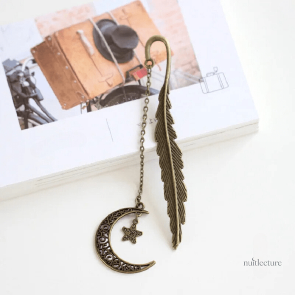 marque-page-en-metal-pendentif-plume-lune-1 Marque-page en métal avec pendentif plume-lune élégant