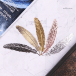 Marque-page en métal avec design plume élégant