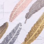Marque-page en métal avec motif plume fait main