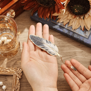 Plume décorative avec pendentif