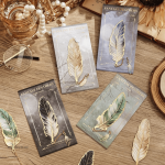 Pendentif plume sur un marque-page en métal