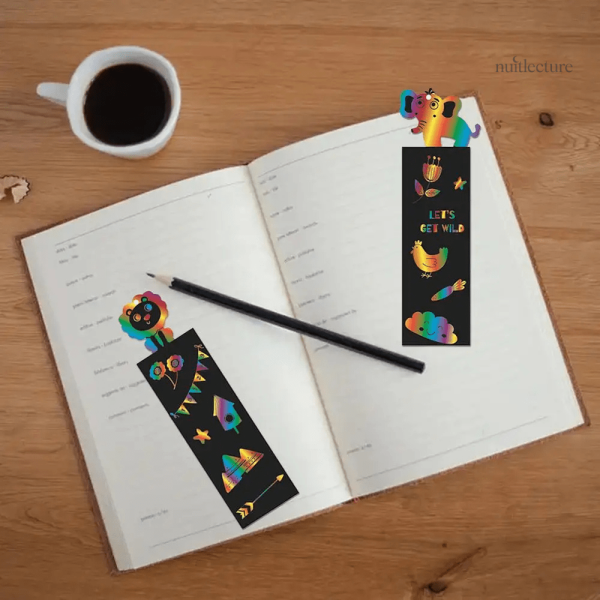 Petites créatures colorées sur des marque-pages à gratter