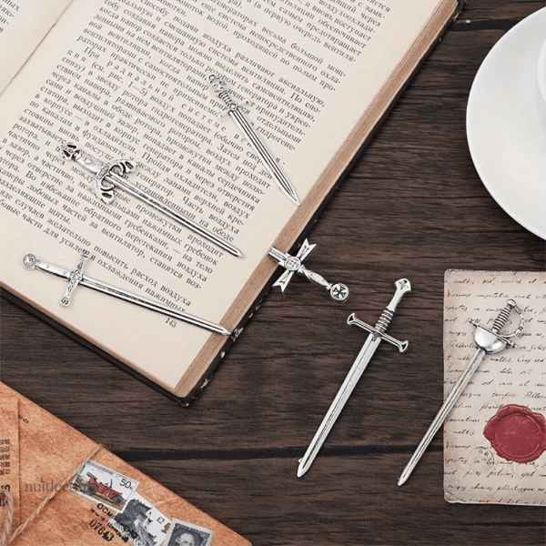 Épée vintage en métal, accessoire de lecture