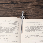 Épée décorative en métal, utile pour la lecture