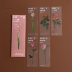Fleurs stylisées sur un marque-page original et élégant