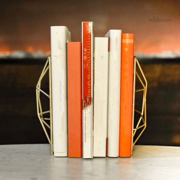 Objets design en métal pour bibliothèque