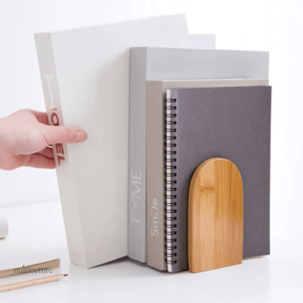 Support de bibliothèque en bois, alliant style et fonctionnalité
