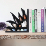 Serre-livre en bois, design éthéré et original