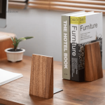 Serre-livre en bois sculpté