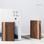 Serre-livre en bois élégant, finition noyer élégant