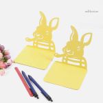 Serre-livres en métal avec design ludique de lapins