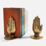 Mains en métal comme serre-livre pour un style original