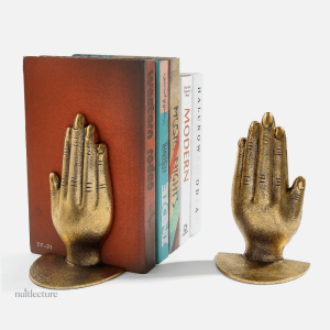 Mains en métal comme serre-livre pour un style original