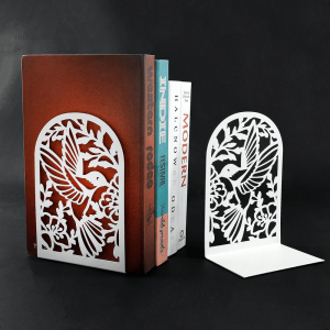 Élément décoratif en métal pour maintenir des livres