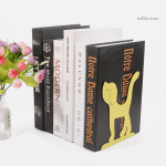 Objet décoratif pratique en métal, chien comme serre-livre