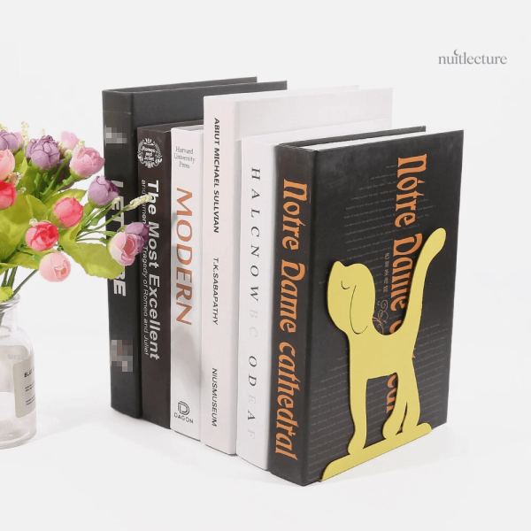 Objet décoratif pratique en métal, chien comme serre-livre