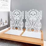 Serre-livre unique en métal, motifs de têtes de mort blanches