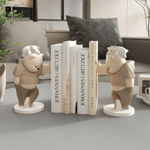 Ours en résine comme serre-livre mignon et fonctionnel