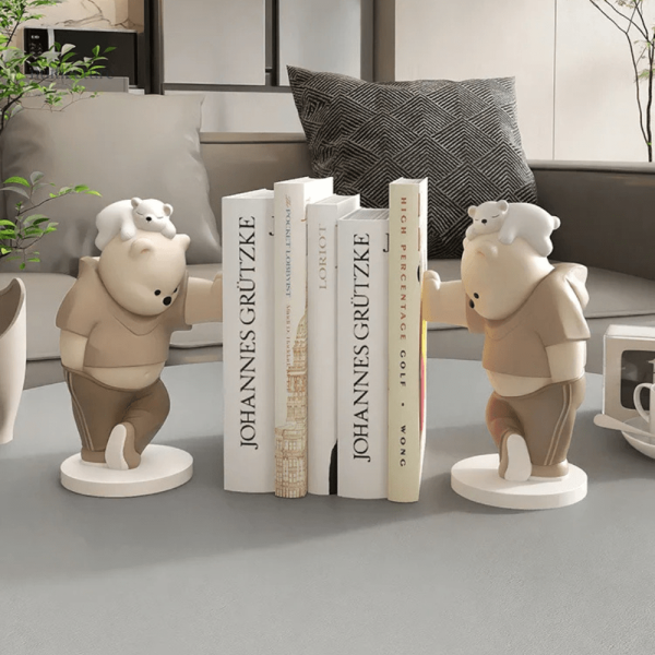 Ours en résine comme serre-livre mignon et fonctionnel