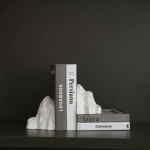 Serre-livre contemporain en forme de rocher artistique